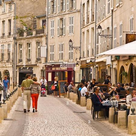 Charmant Cocon Iode Cosy Equipe, Baigne De Lumiere, Situe Au Coeur De La Rochelle A 1Min A Pied Du Marche Central Avec Tv Et Wifi Luaran gambar