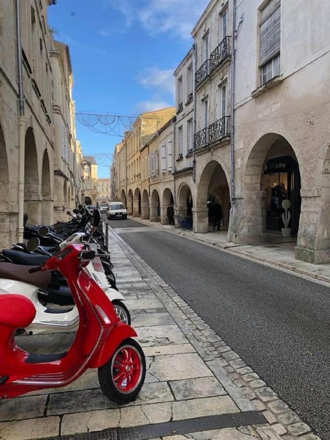Charmant Cocon Iode Cosy Equipe, Baigne De Lumiere, Situe Au Coeur De La Rochelle A 1Min A Pied Du Marche Central Avec Tv Et Wifi Luaran gambar