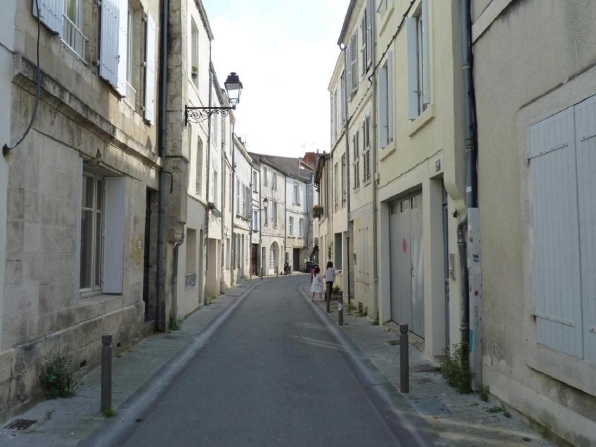 Charmant Cocon Iode Cosy Equipe, Baigne De Lumiere, Situe Au Coeur De La Rochelle A 1Min A Pied Du Marche Central Avec Tv Et Wifi Luaran gambar
