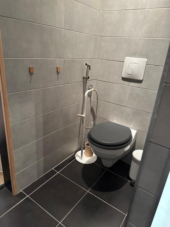 Charmant Cocon Iode Cosy Equipe, Baigne De Lumiere, Situe Au Coeur De La Rochelle A 1Min A Pied Du Marche Central Avec Tv Et Wifi Luaran gambar