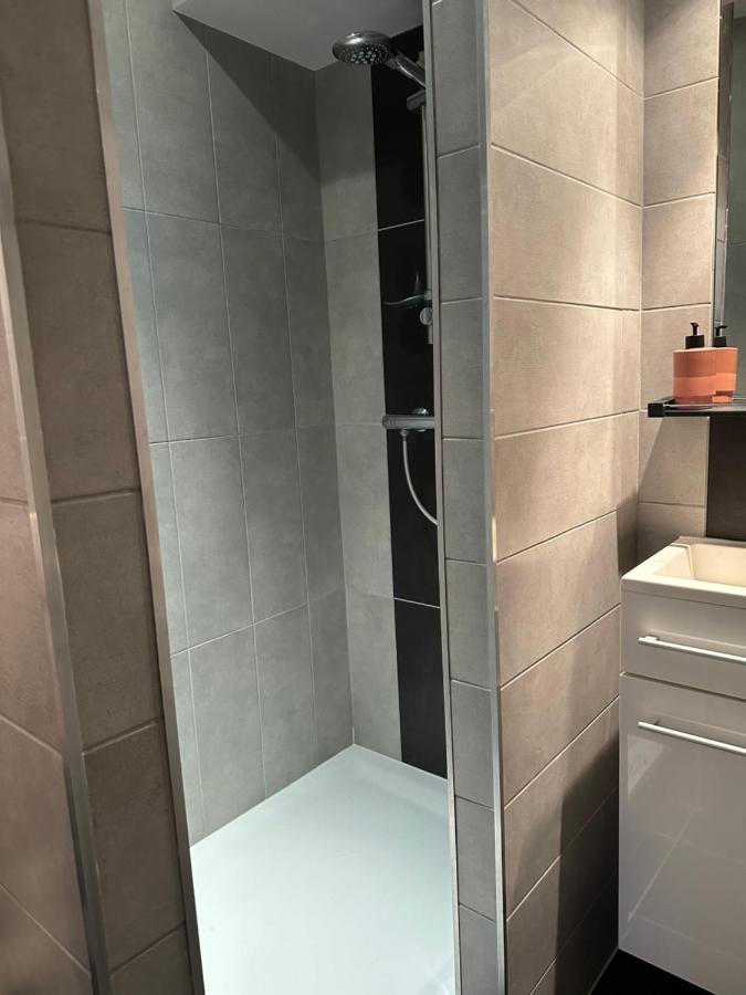 Charmant Cocon Iode Cosy Equipe, Baigne De Lumiere, Situe Au Coeur De La Rochelle A 1Min A Pied Du Marche Central Avec Tv Et Wifi Luaran gambar